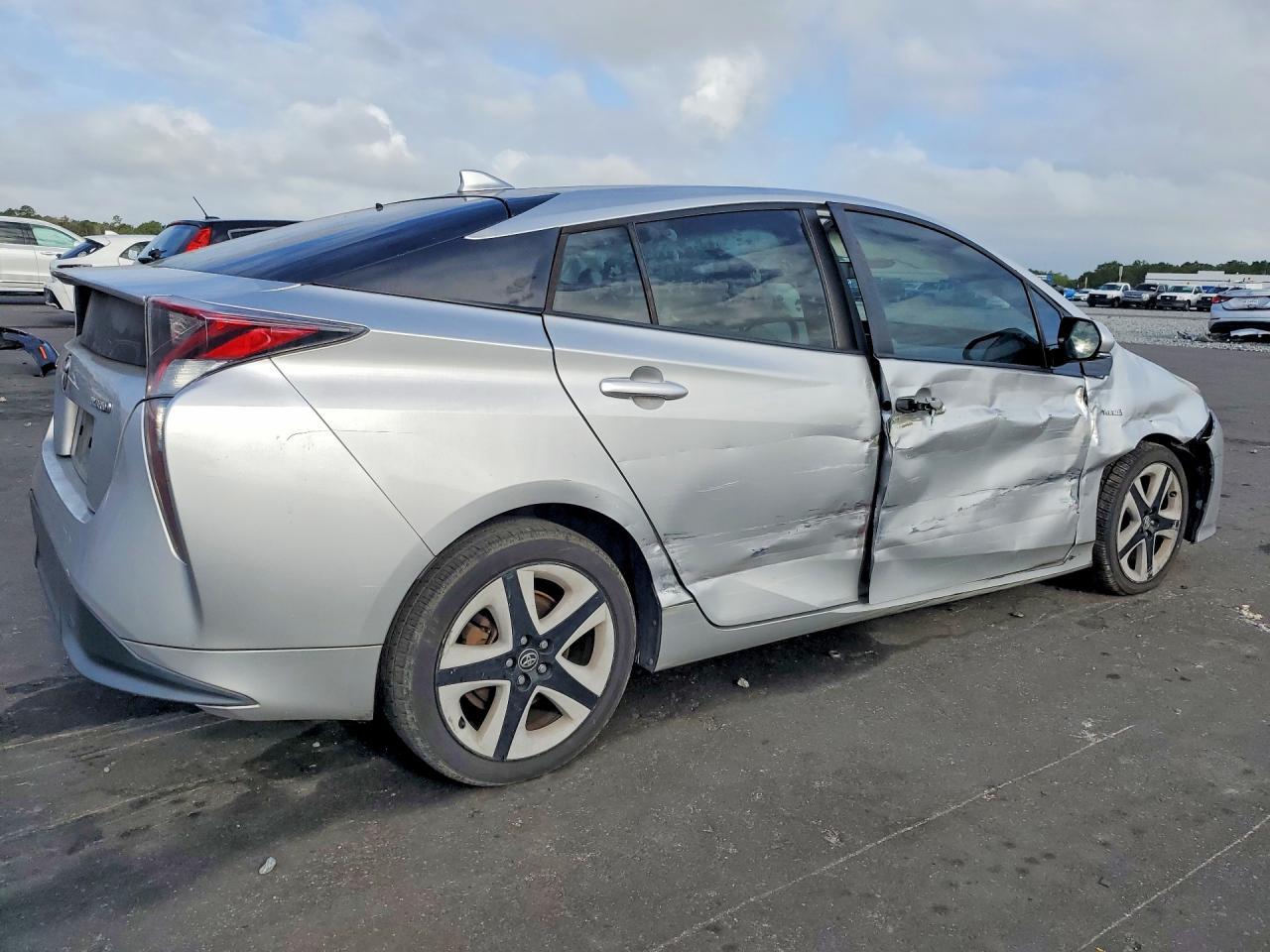 2016 Toyota Prius Three Touring - Image 3