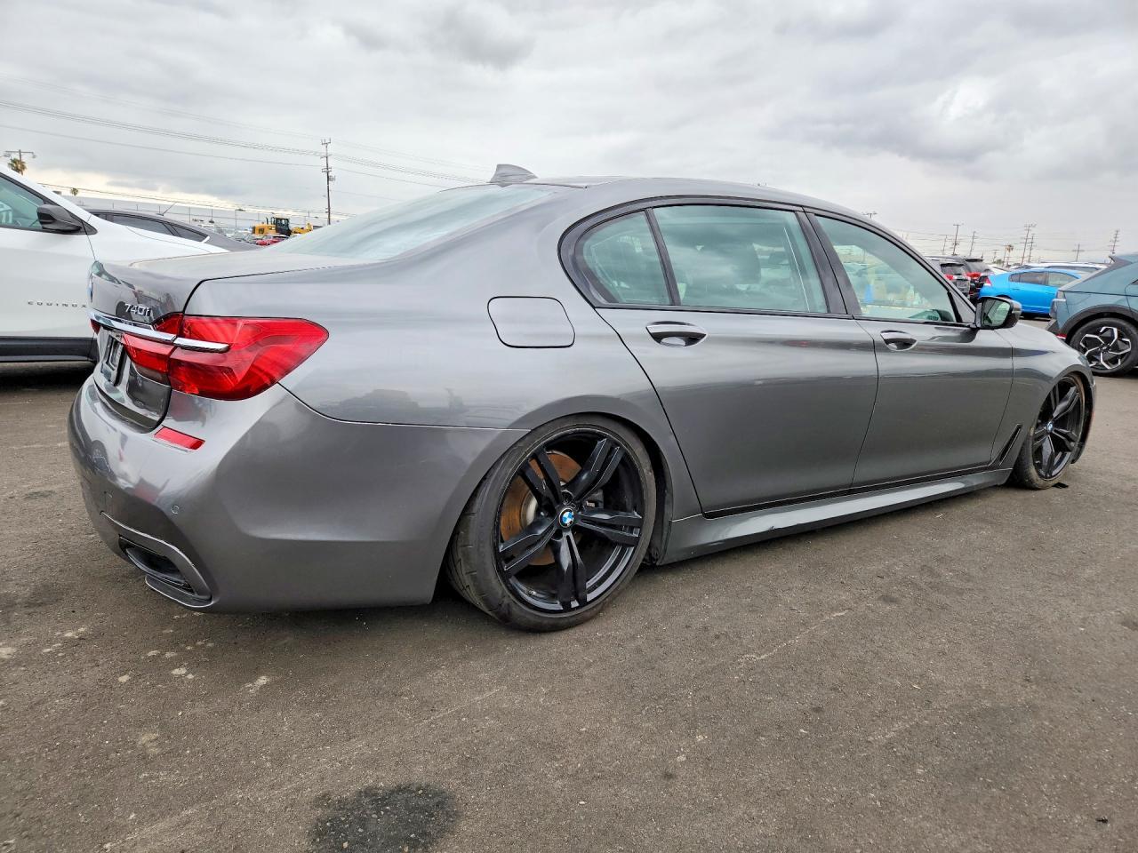 2016 BMW 740 I - Фото 3