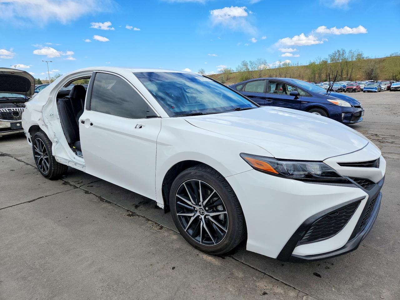 2022 Toyota Camry Se - Image 4