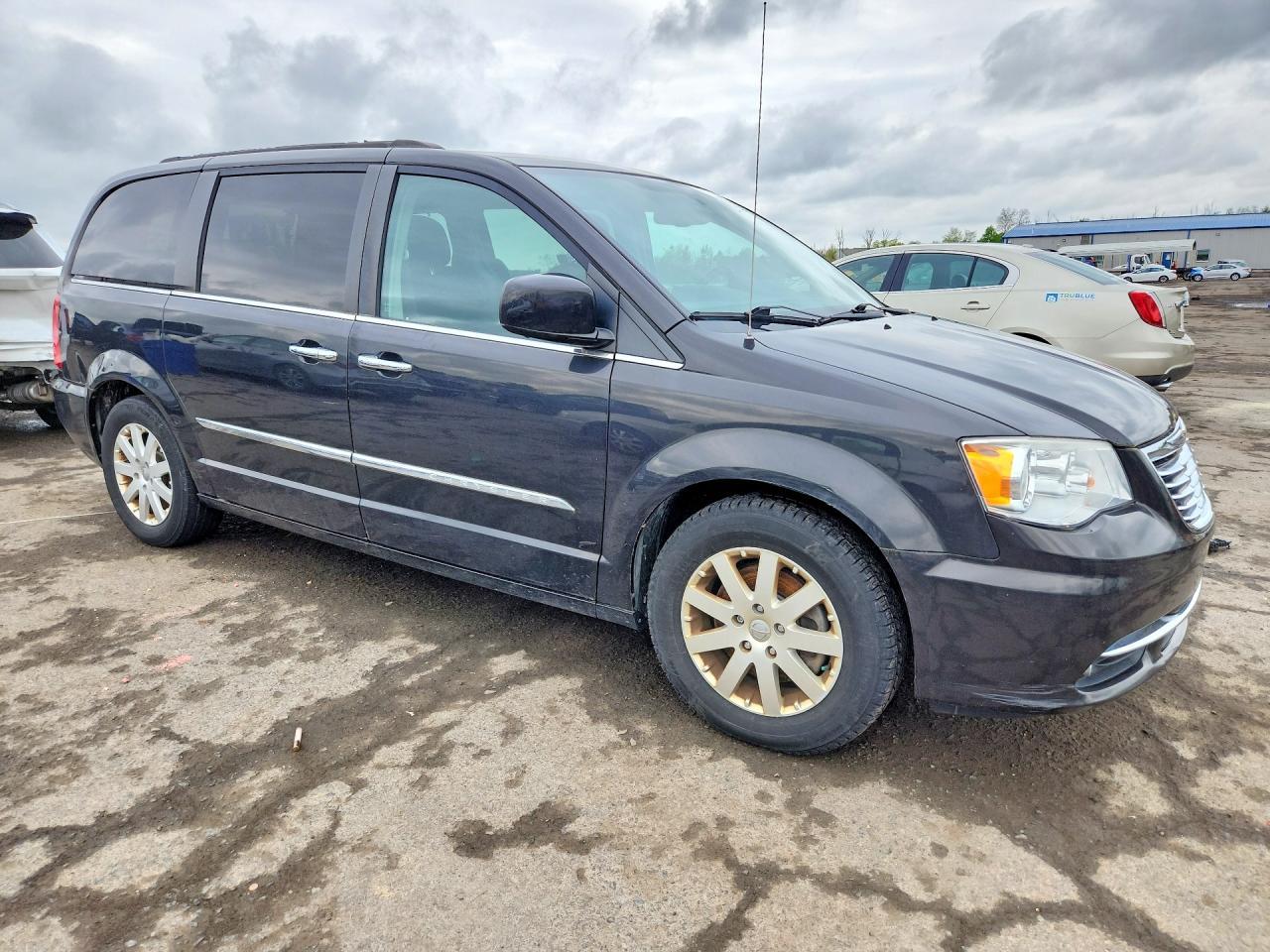 2015 Chrysler Town & Country Touring - Image 4