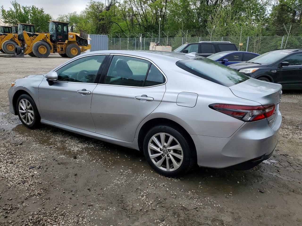 2023 Toyota Camry Le - Фото 2