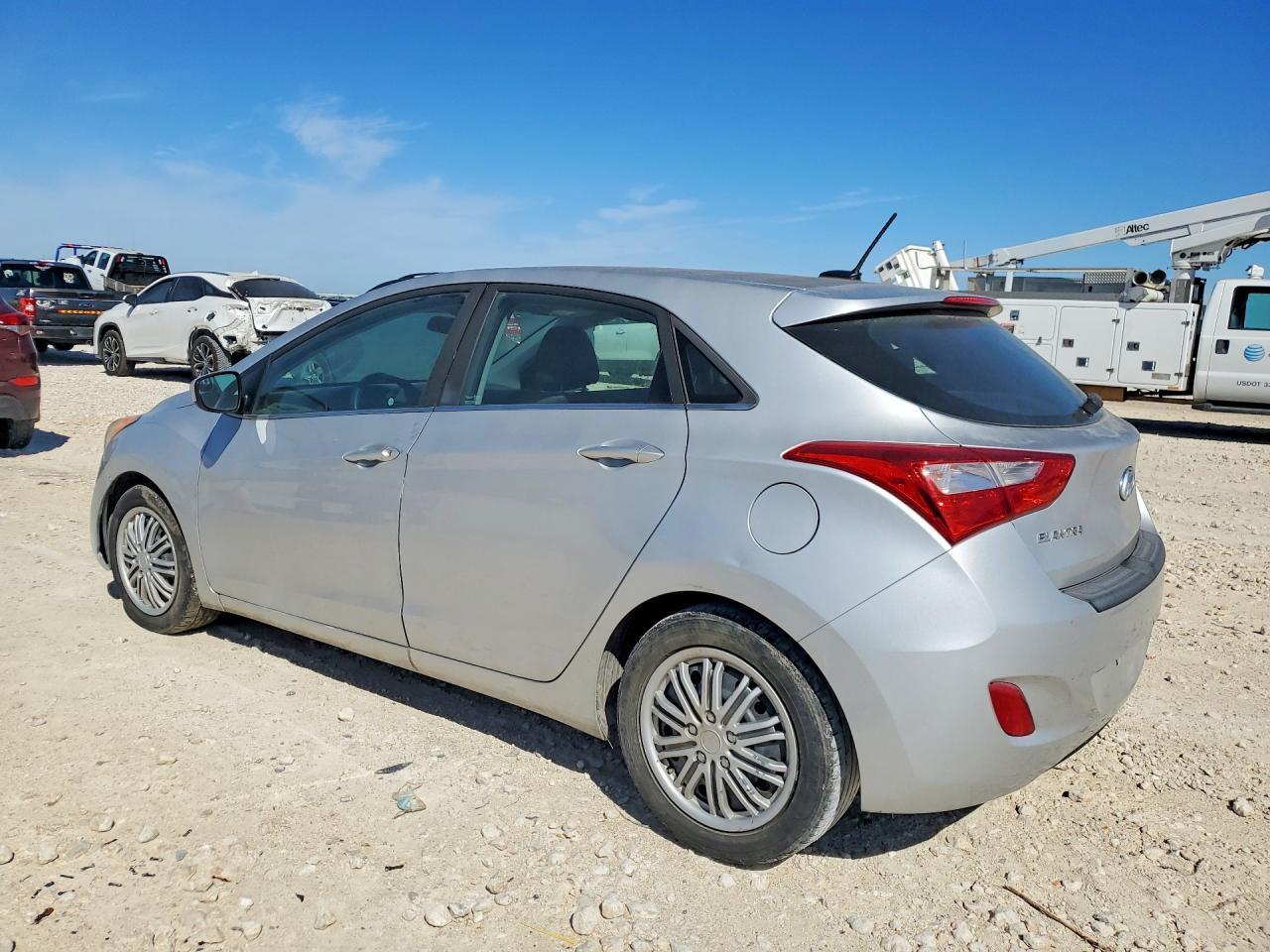 2016 Hyundai Elantra Gt Base - Image 2