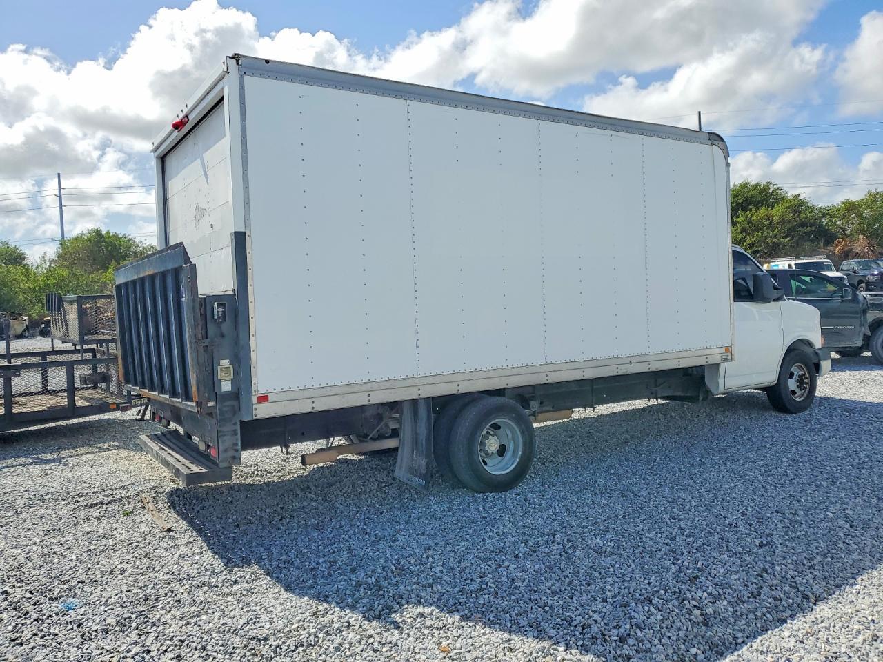 2012 Chevrolet Express G3500 Box Truck - Фото 3