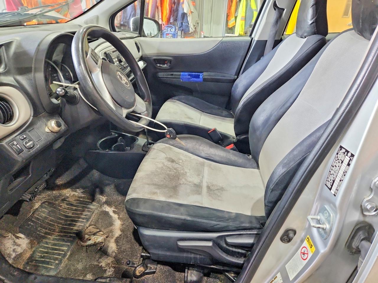 2012 Toyota Yaris 5-Door Le - Фото 7