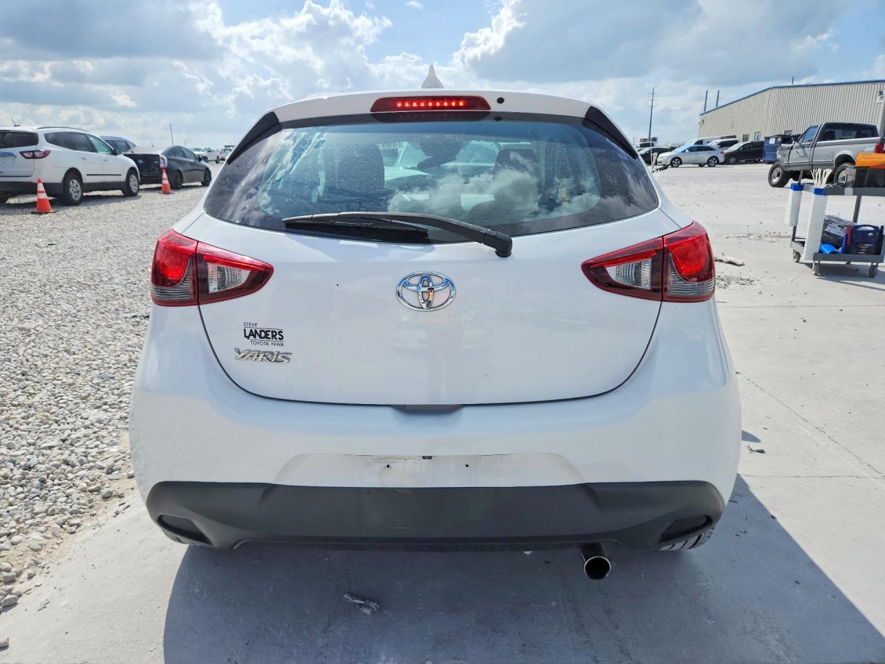 2020 Toyota Yaris Hatchback Le - Фото 6