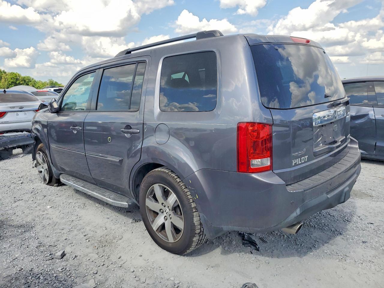 2015 Honda Pilot Touring - Image 2