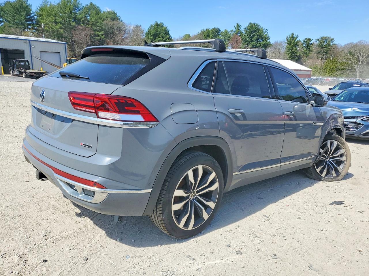 2022 Volkswagen Atlas Cross Sport Sel Premium R-Line - Image 3