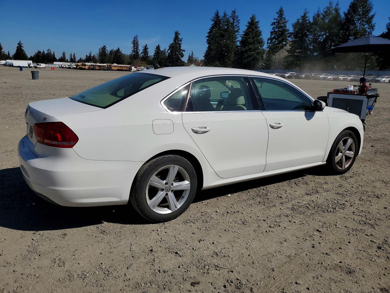 2013 Volkswagen Passat Se - Image 3