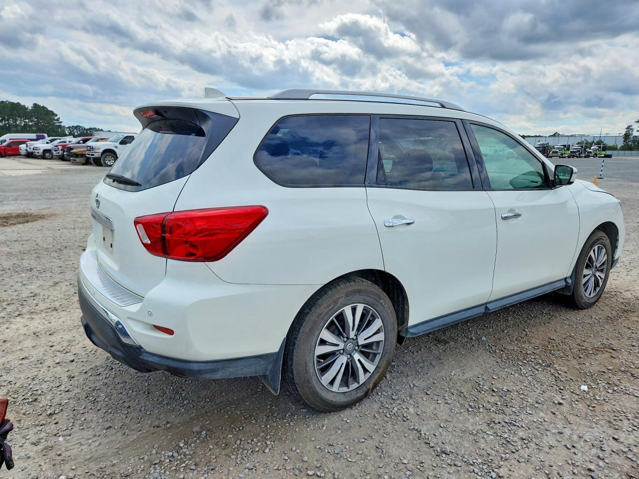 2020 Nissan Pathfinder S - Image 3
