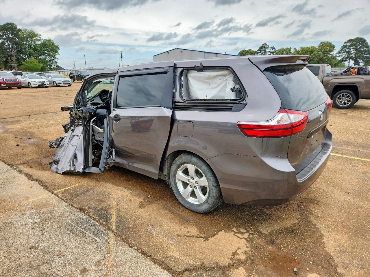 2017 Toyota Sienna L 7-Passenger - Фото 2
