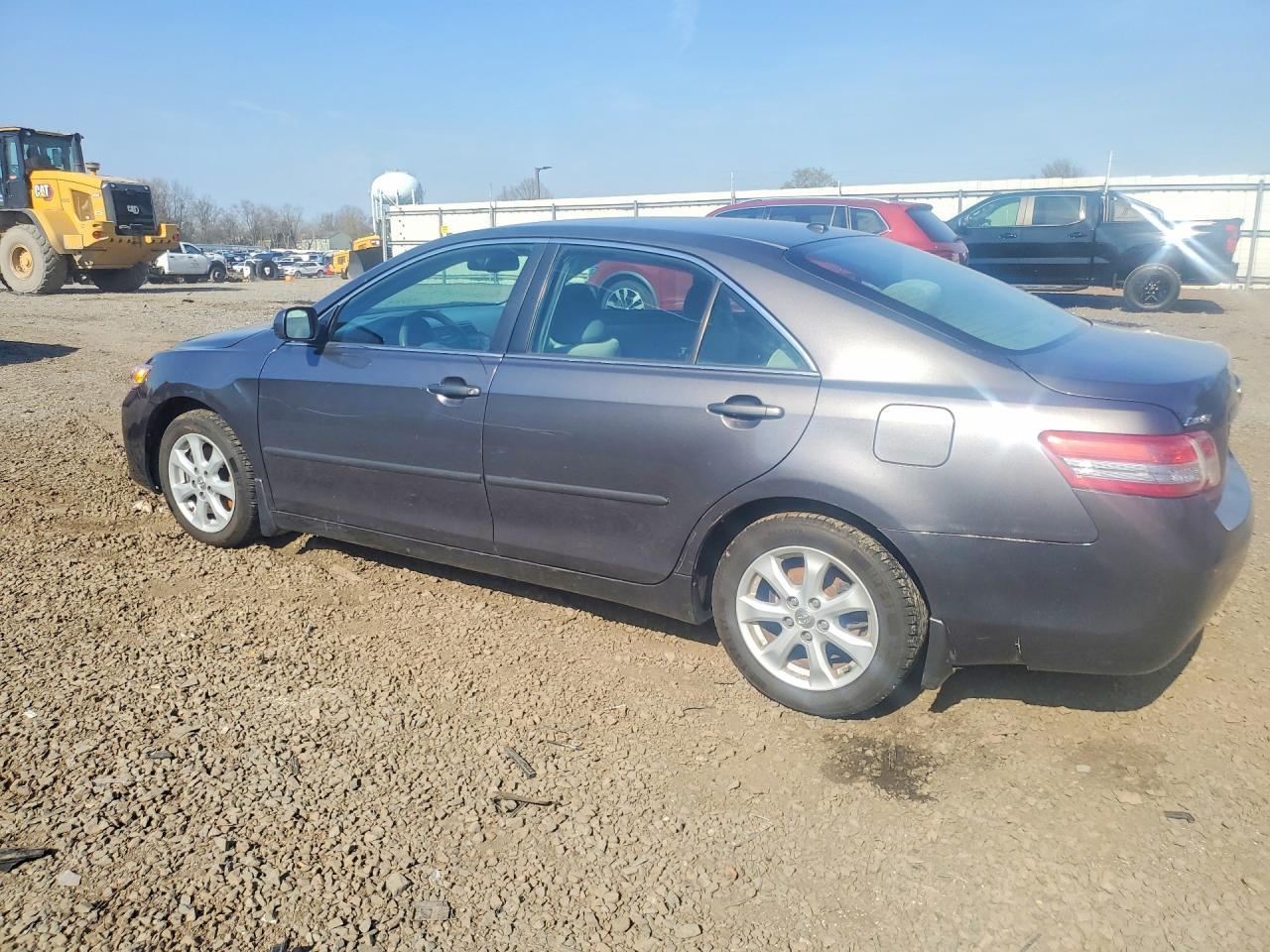 2011 Toyota Camry Le - Фото 2
