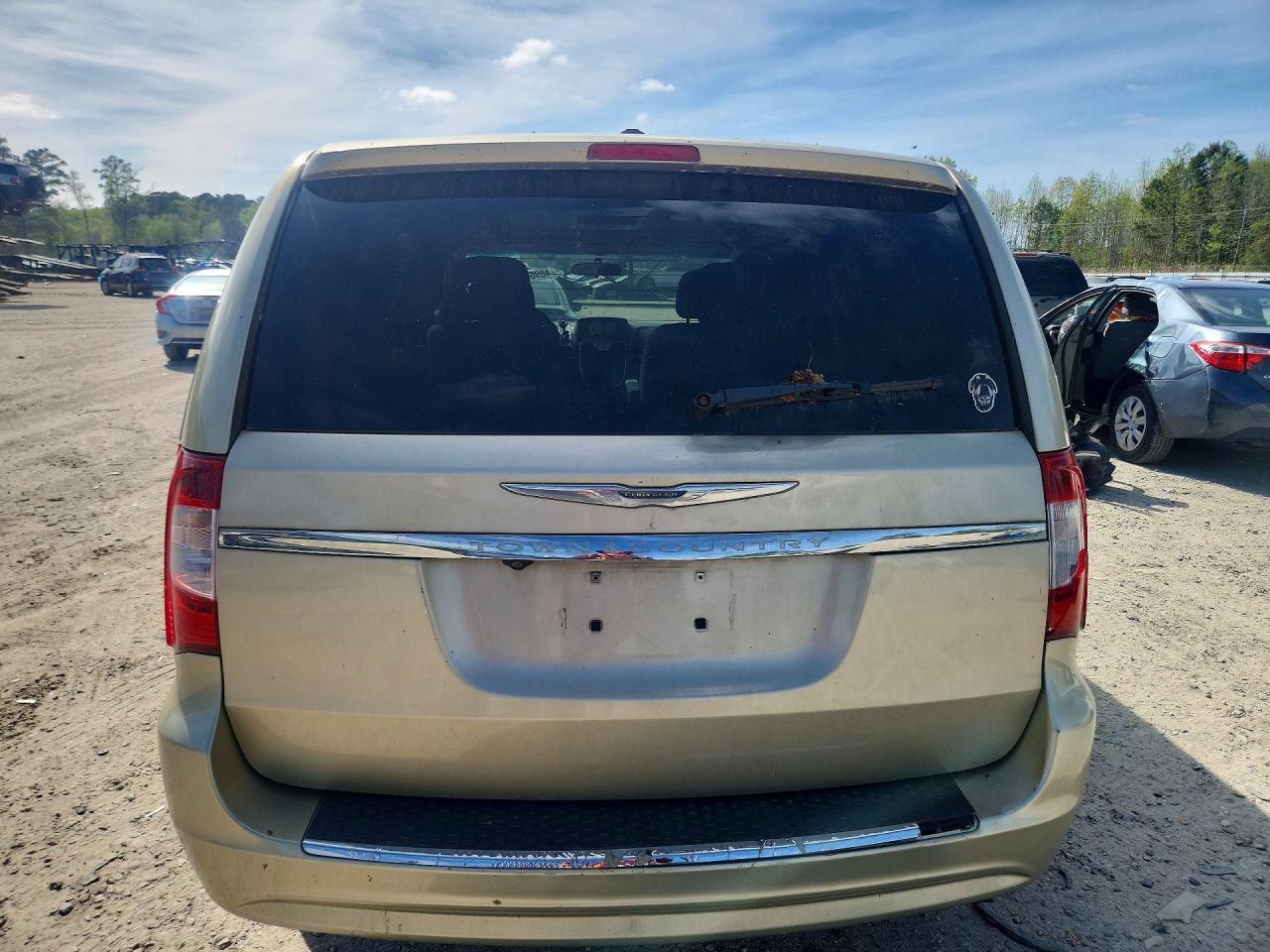 2011 Chrysler Town & Country Touring - Image 6