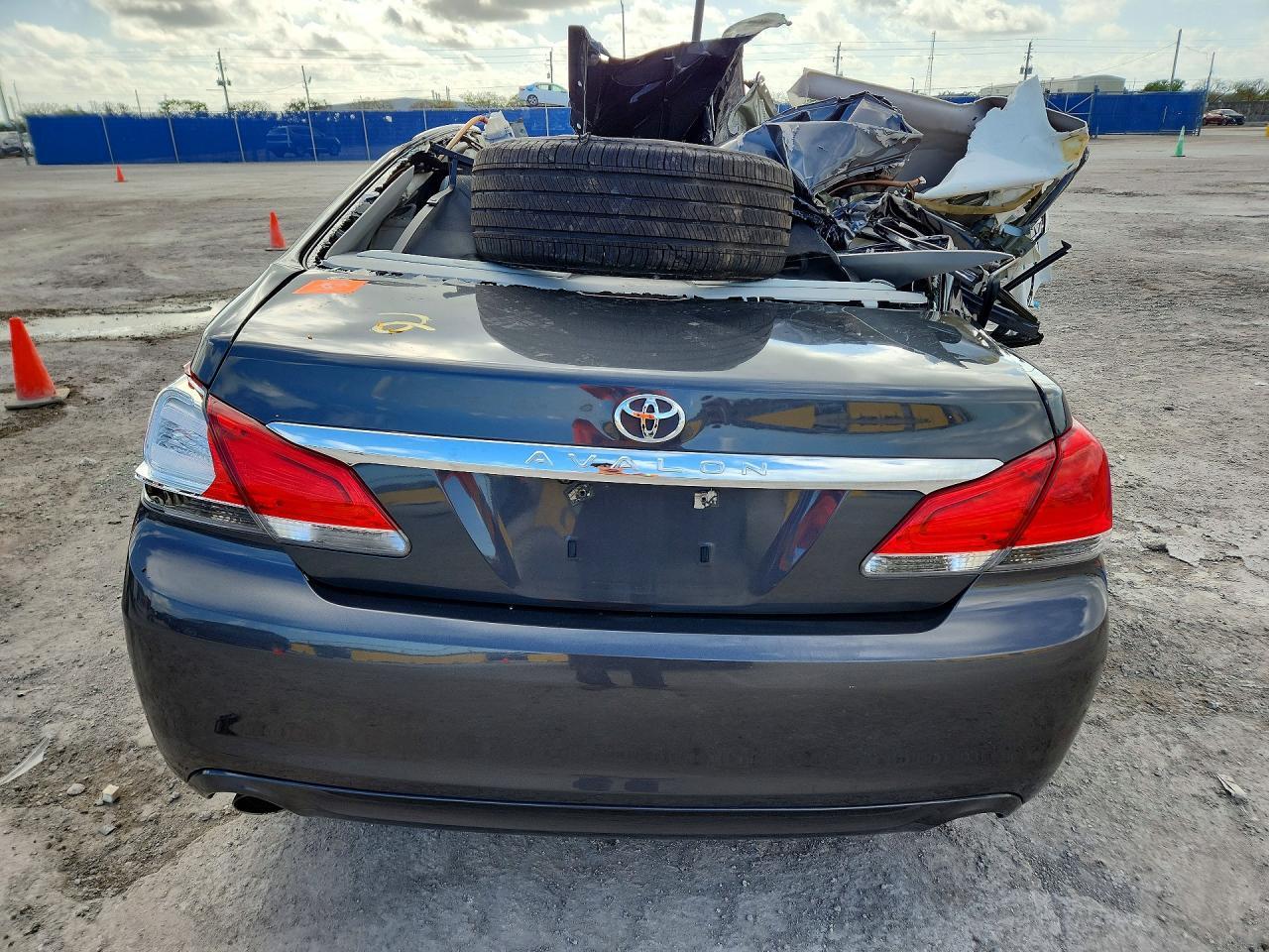 2011 Toyota Avalon Limited - Image 6