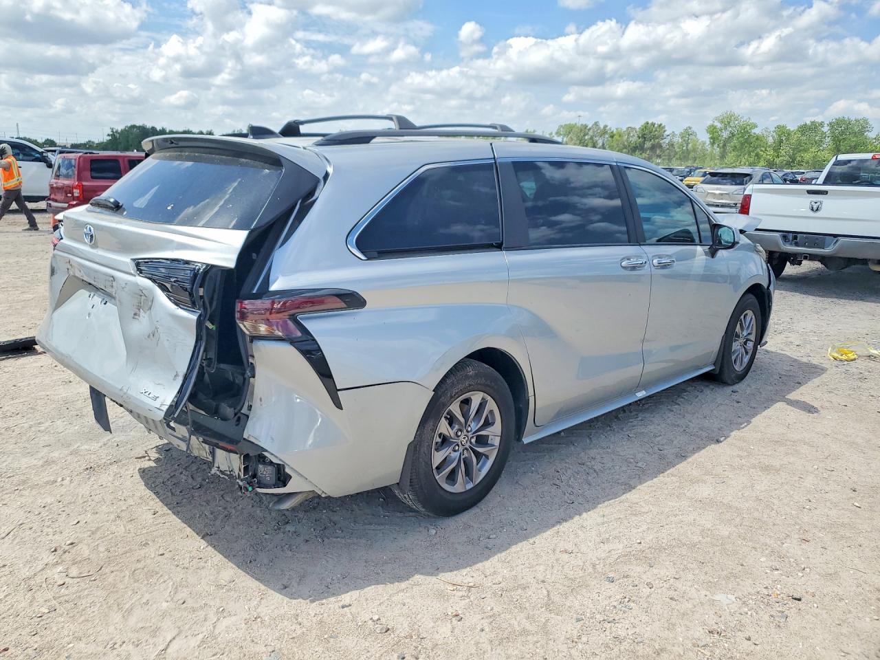 2025 Toyota Sienna Xle 8-Passenger - Image 3