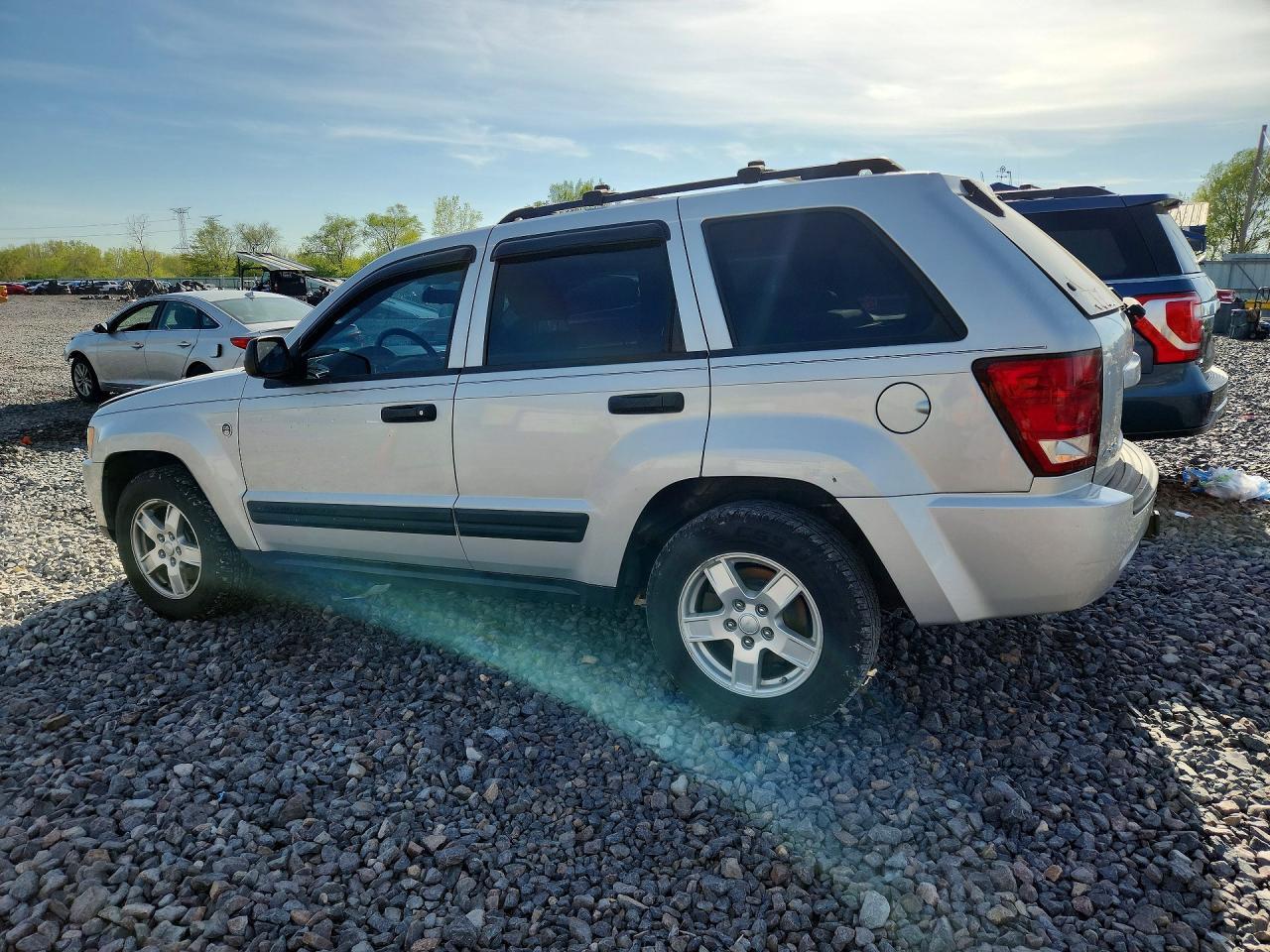 2005 Jeep Grand Cherokee Laredo - Image 2