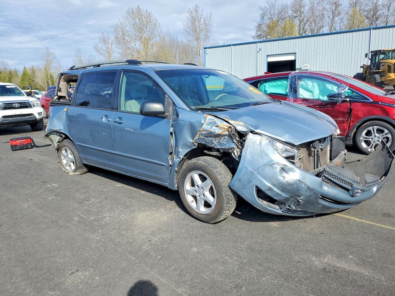 2004 Toyota Sienna Le 7 Passenger - Image 4