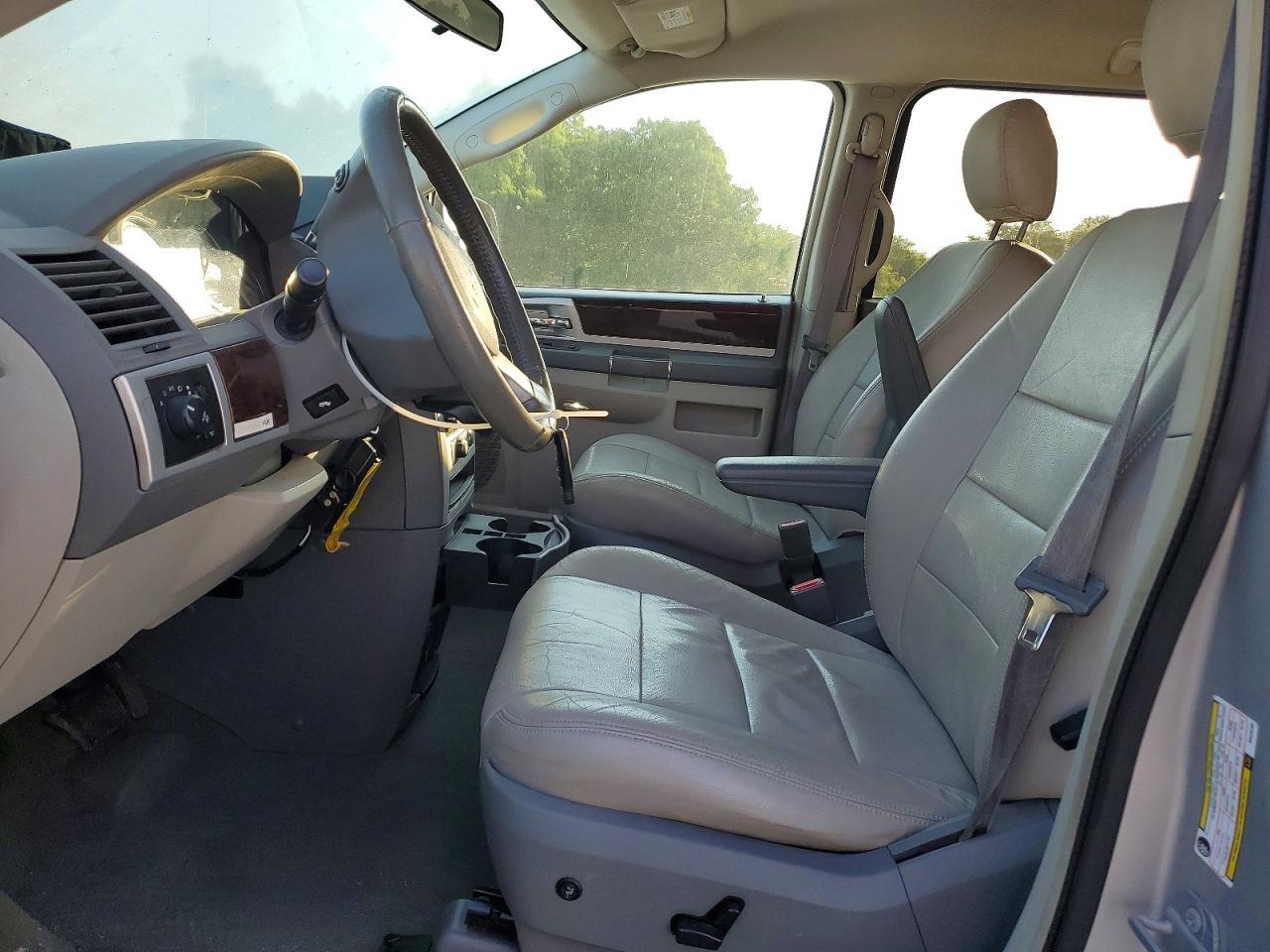 2010 Chrysler Town & Country Touring - Фото 7