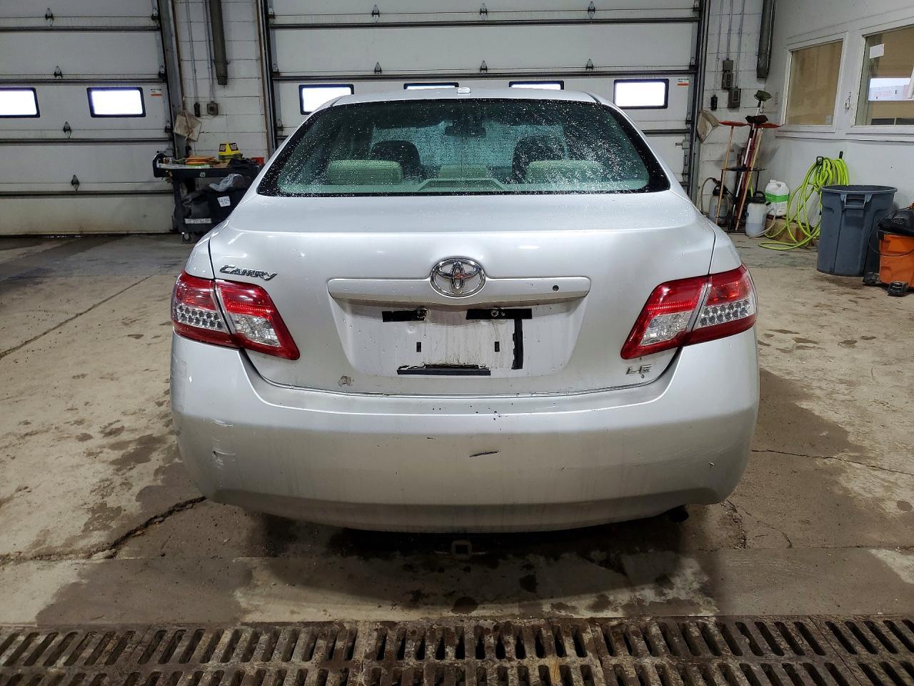 2011 Toyota Camry Le - Фото 6