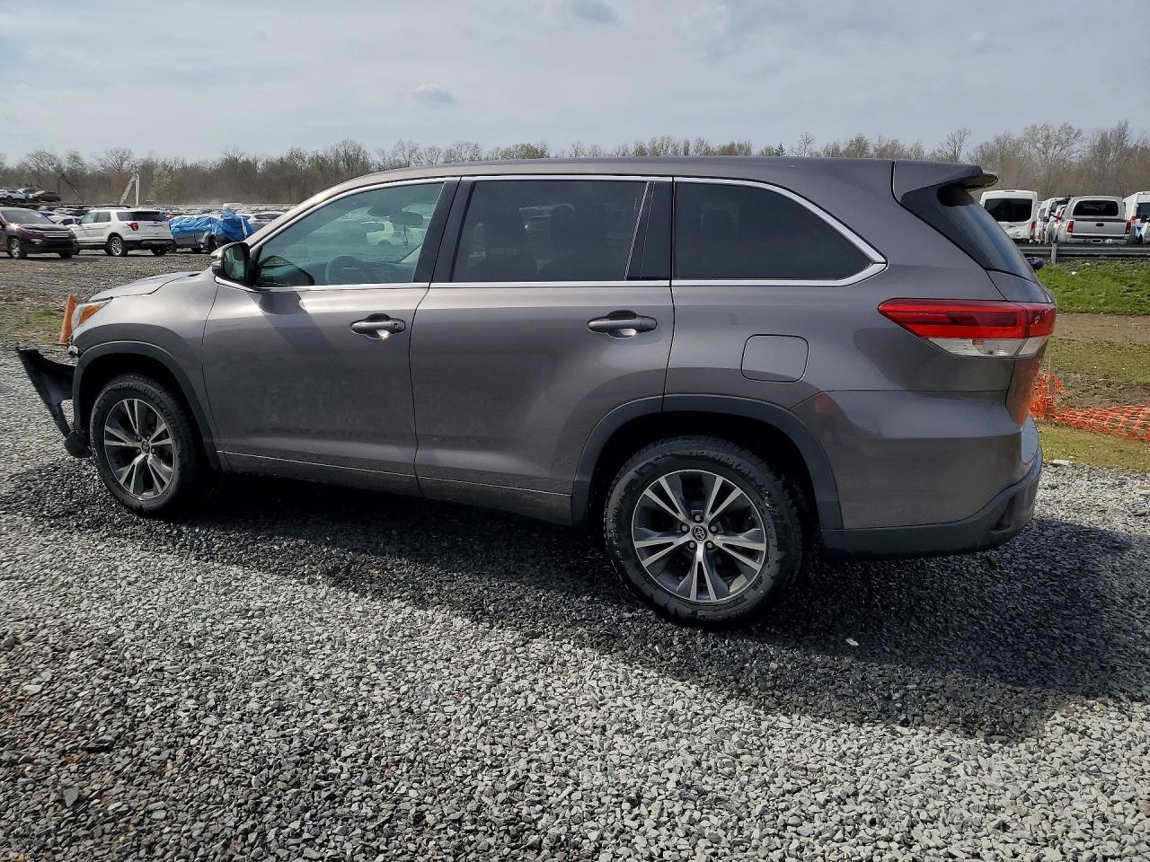 2017 Toyota Highlander Le - Фото 2