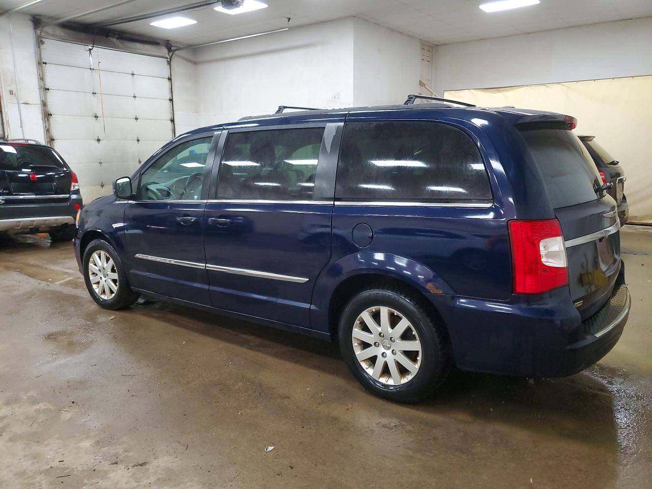 2014 Chrysler Town & Country Touring - Фото 2