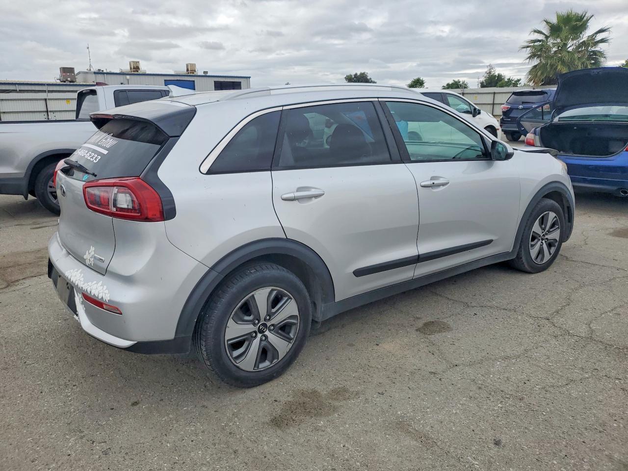 2017 Kia Niro Lx - Image 3