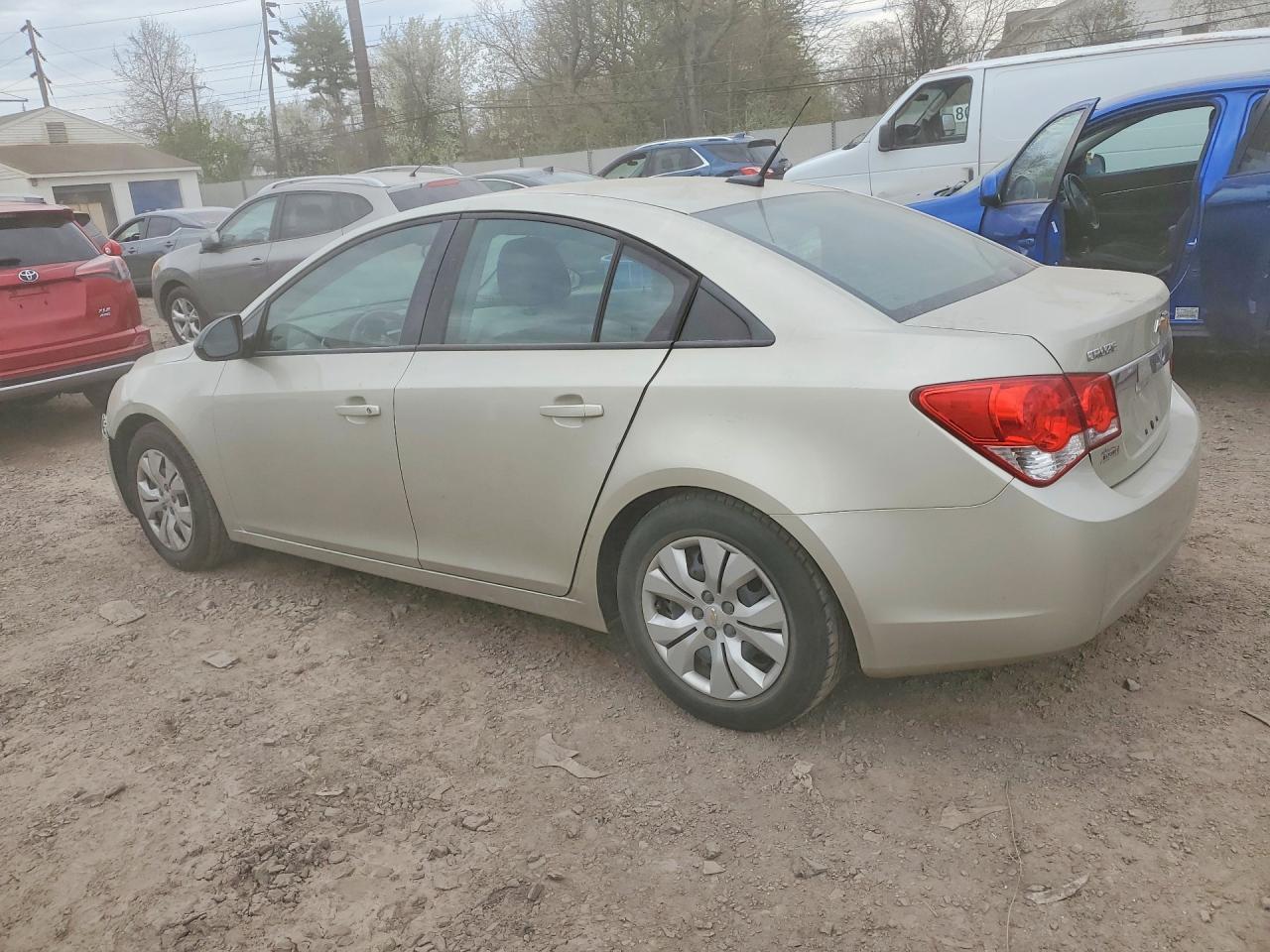 2013 Chevrolet Cruze Ls - Image 2