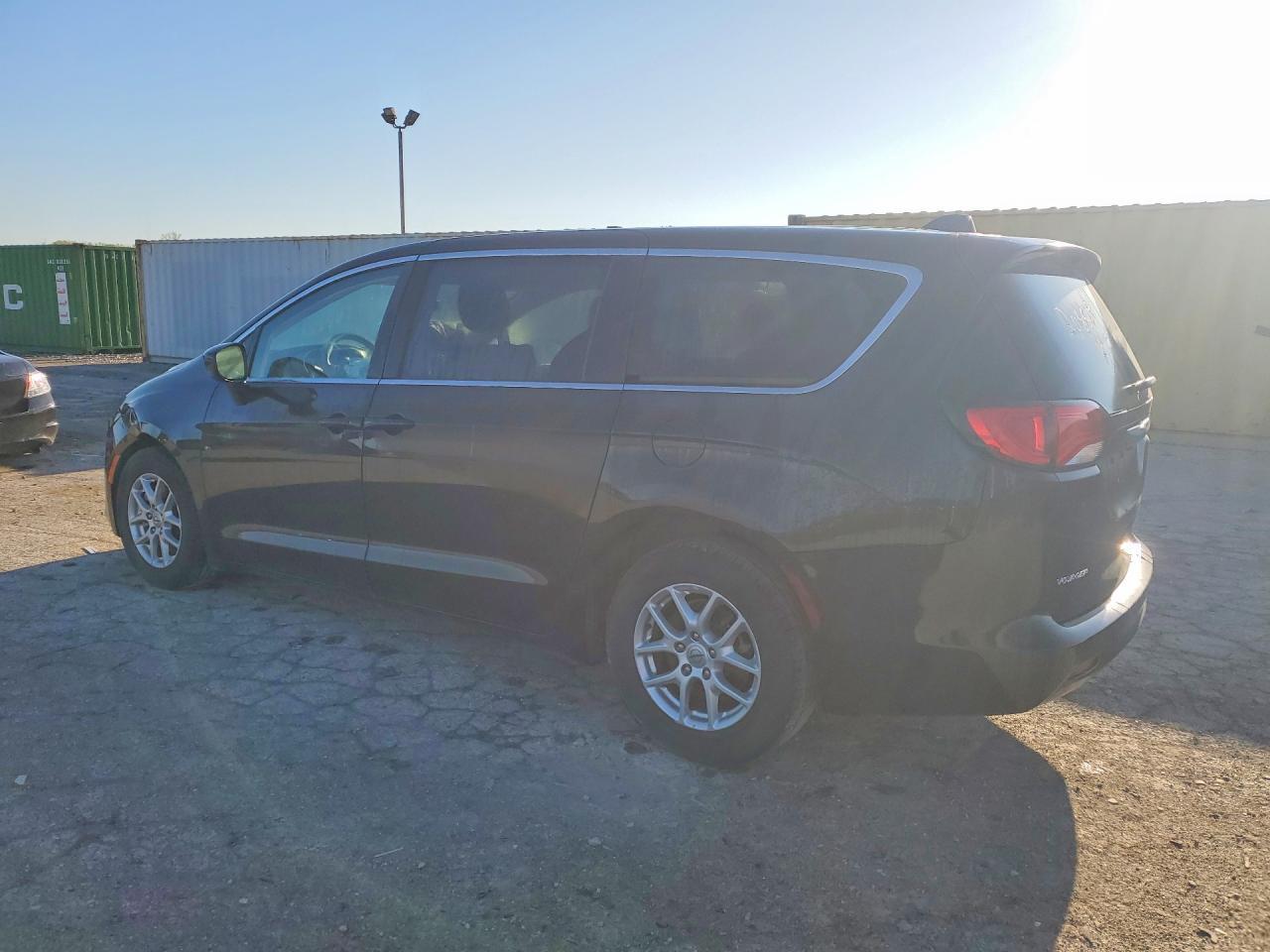 2022 Chrysler Voyager Lx - Фото 2