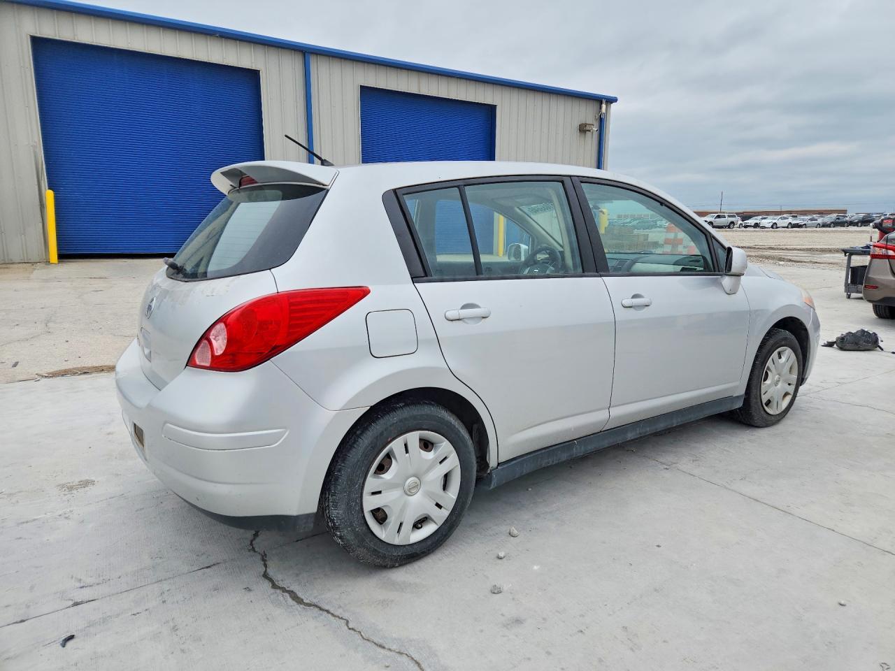 2011 Nissan Versa 1.8 S - Image 3