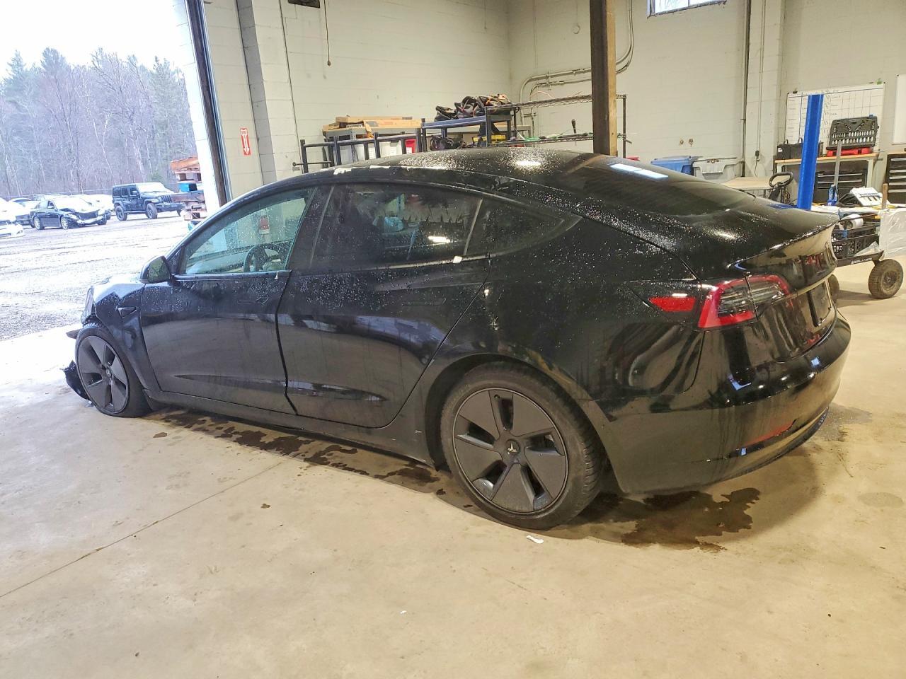 2022 Tesla Model 3 - Фото 2