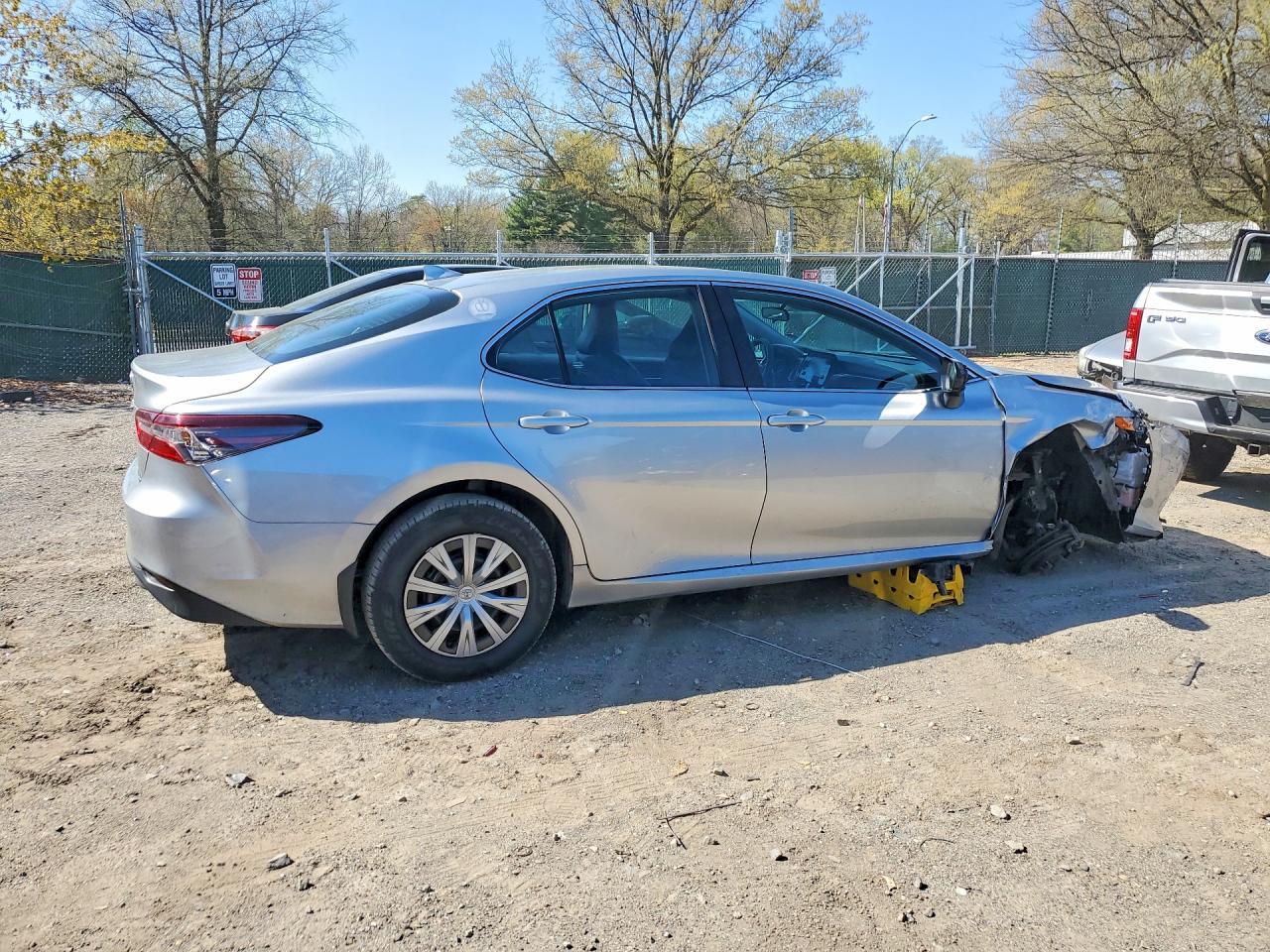 2022 Toyota Camry Le - Фото 3