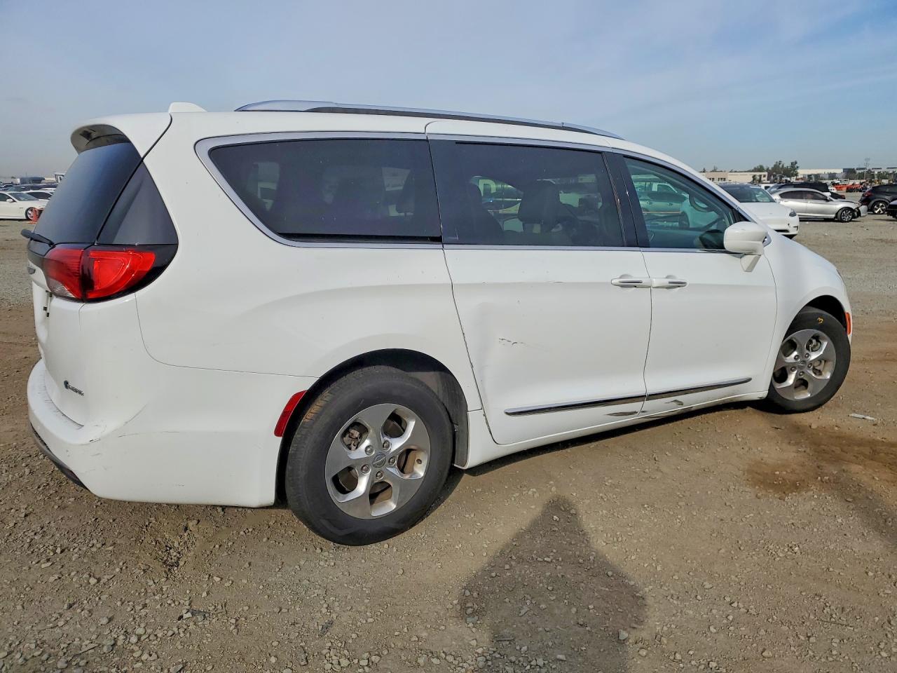 2018 Chrysler Pacifica Hybrid Touring L - Фото 3