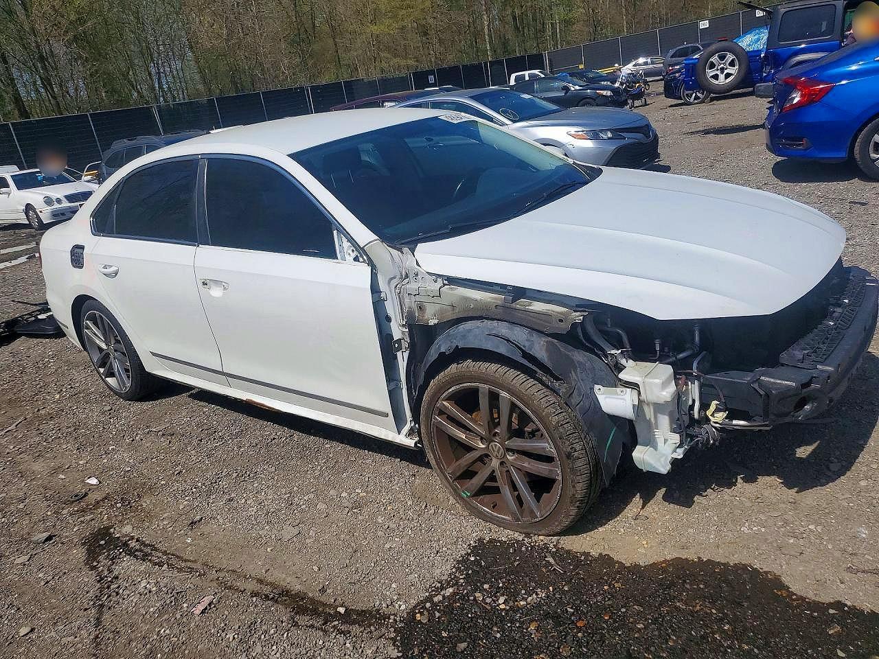 2017 Volkswagen Passat R-Line - Image 4