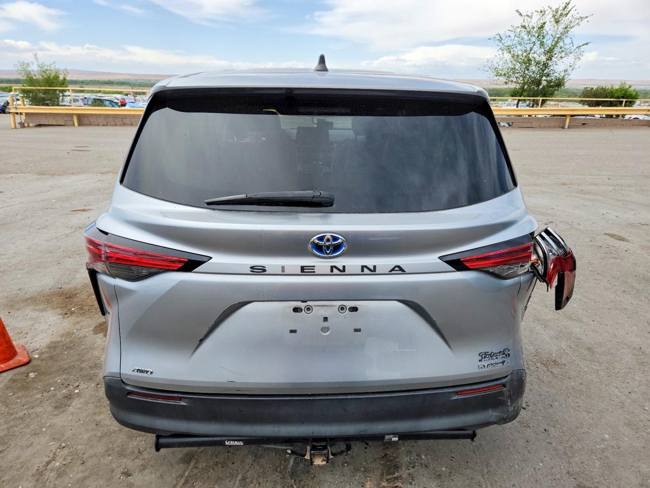 2021 Toyota Sienna Le - Image 6