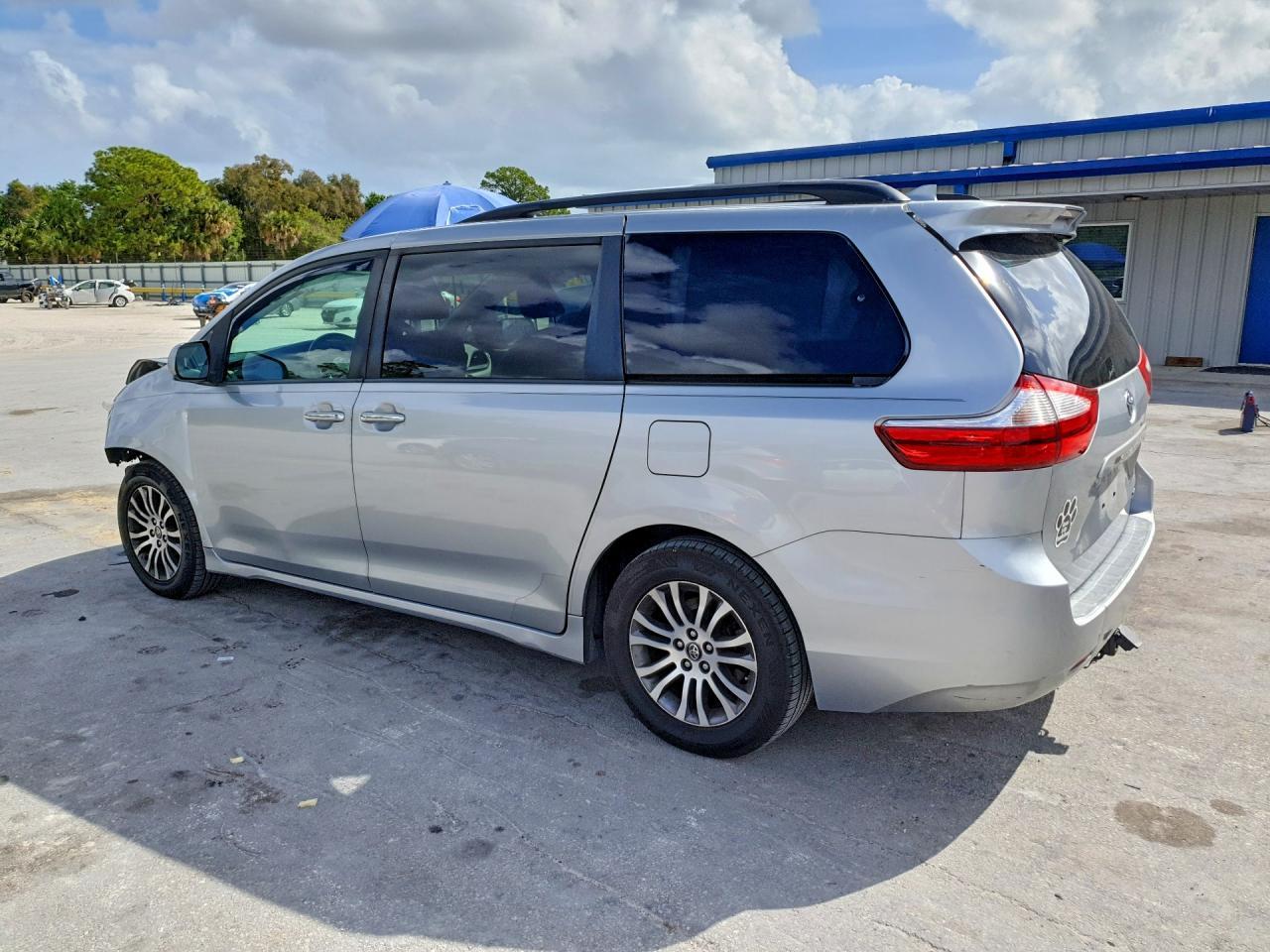 2019 Toyota Sienna Xle 8-Passenger - Image 2