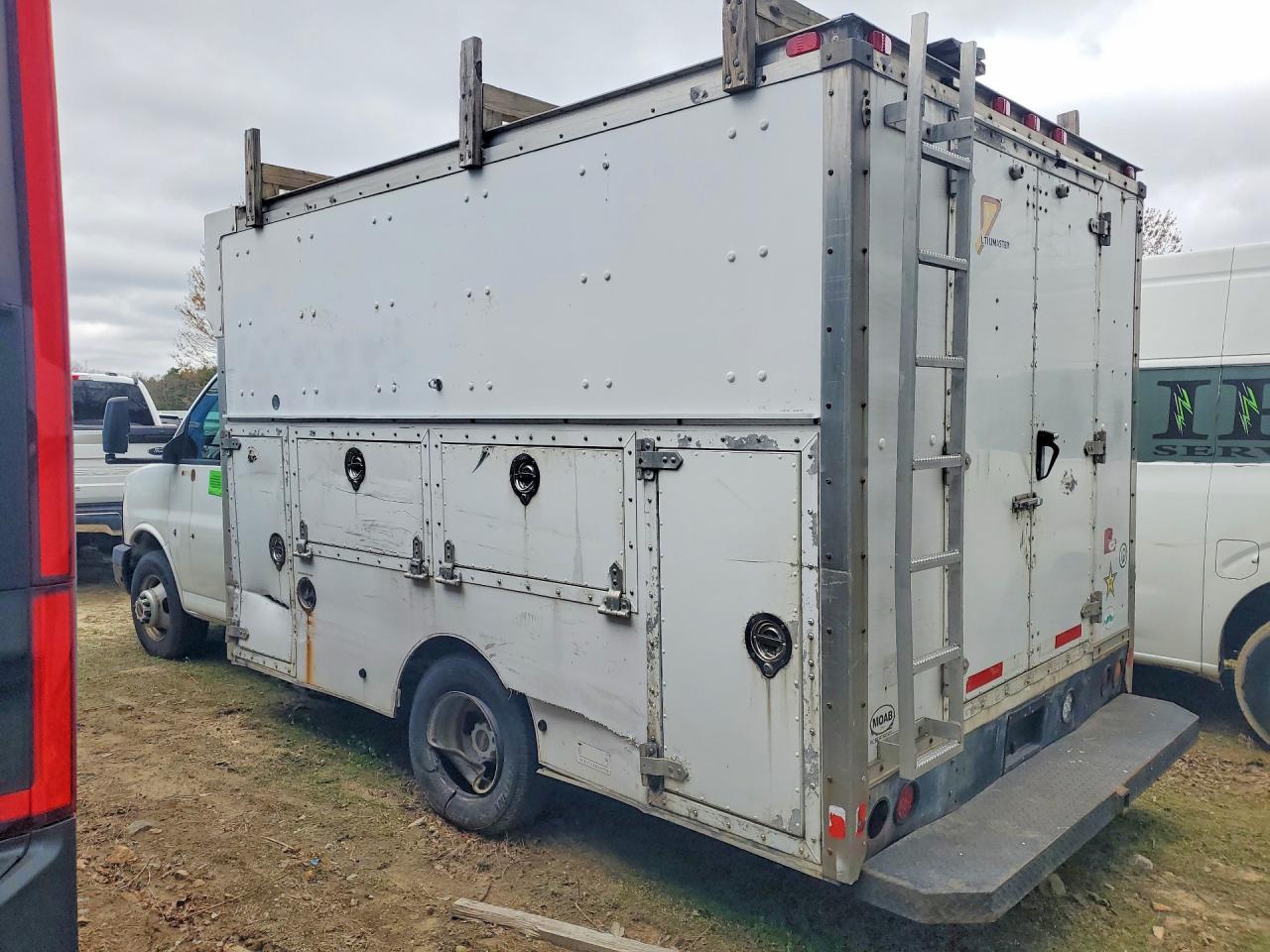 2004 GMC Savana Cutaway G3500 - Image 2