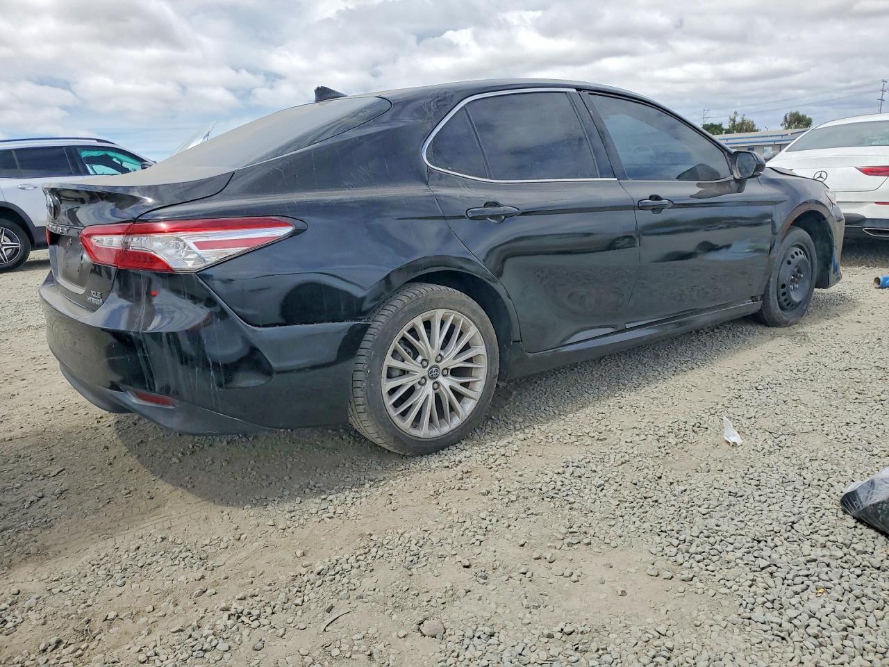 2019 Toyota Camry Hybrid Xle - Image 3