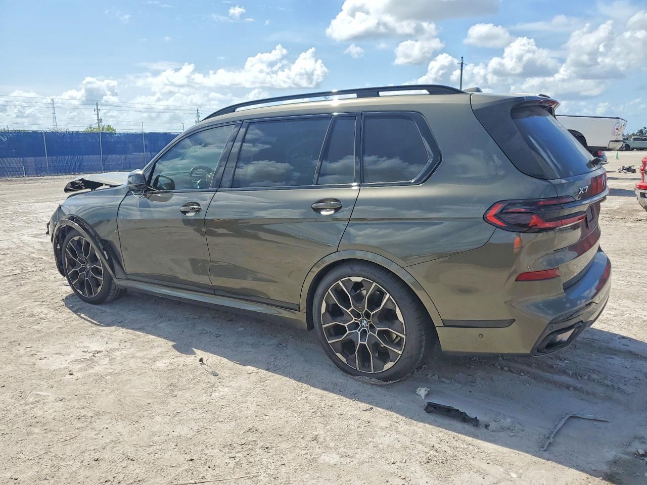2025 BMW X7 xDrive40I - Фото 2