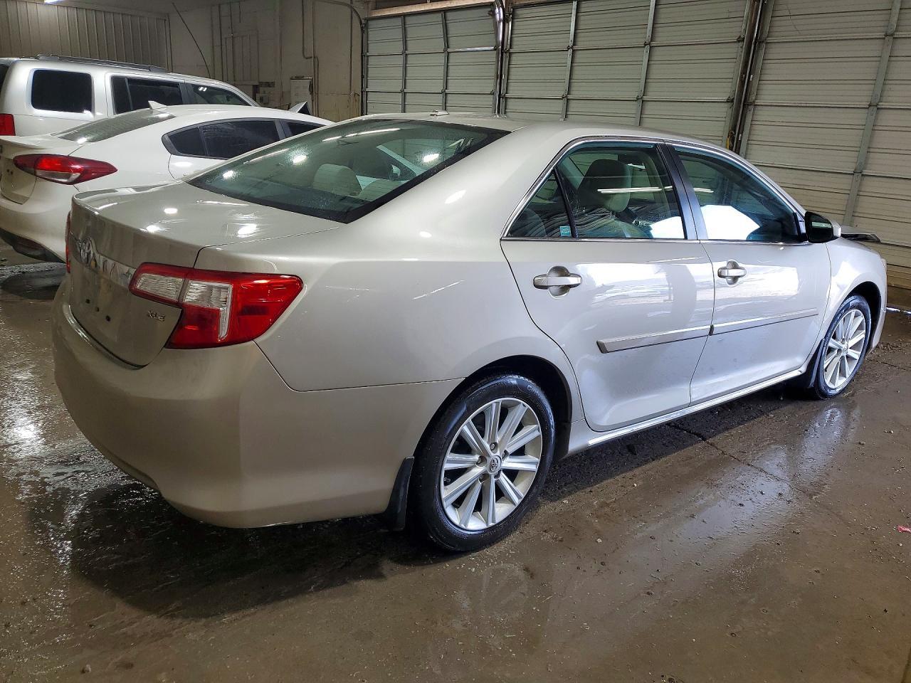 2014 Toyota Camry Xle - Image 3