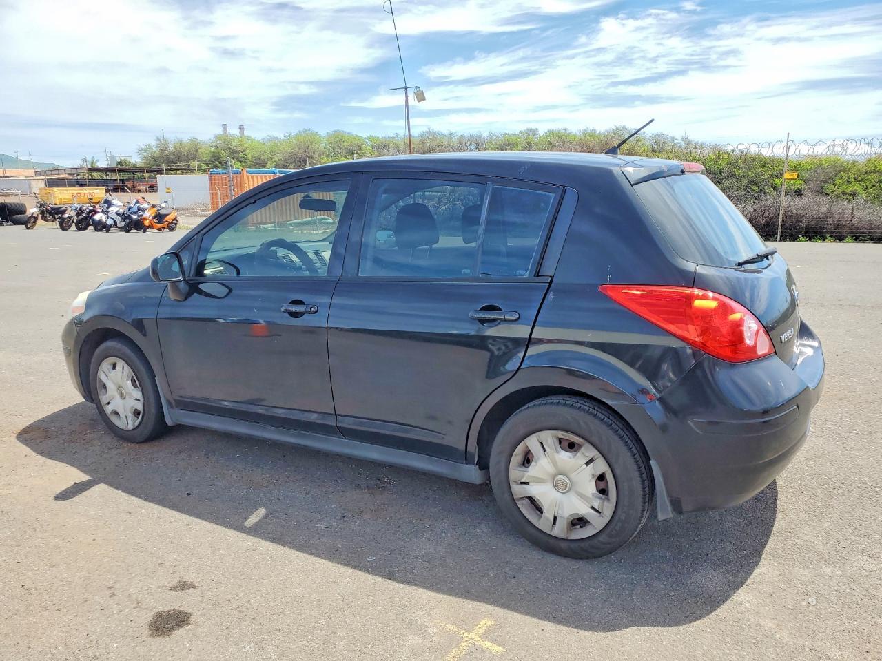 2012 Nissan Versa 1.8 S - Image 2