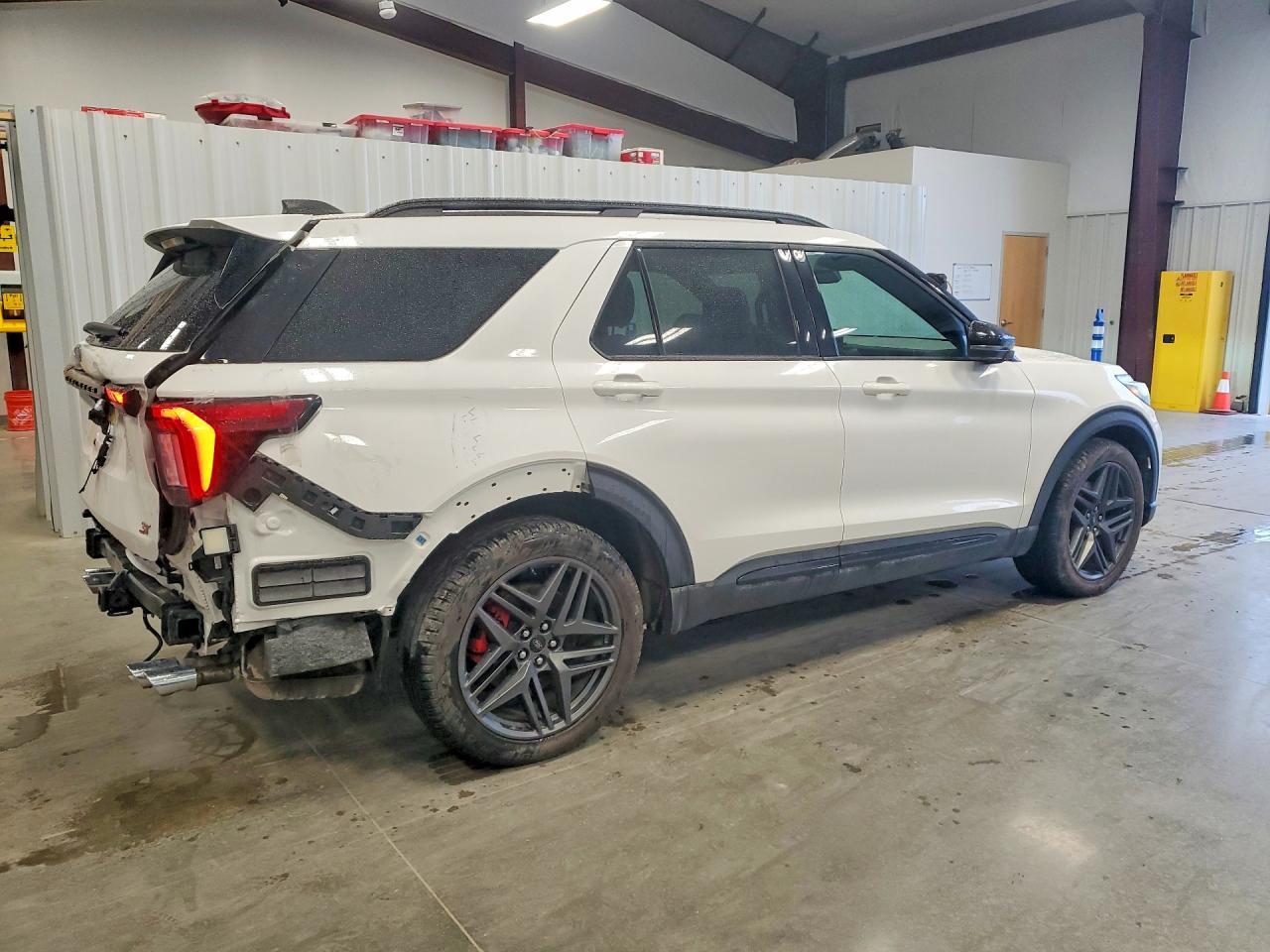 2025 Ford Explorer St - Image 3