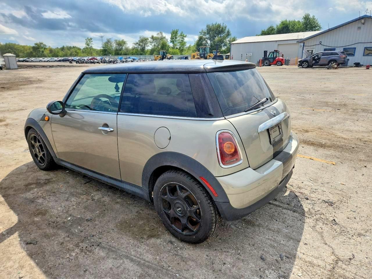 2009 Mini Cooper - Image 2