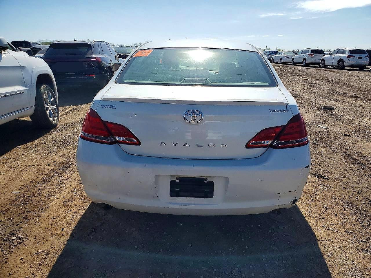 2005 Toyota Avalon Touring - Image 6