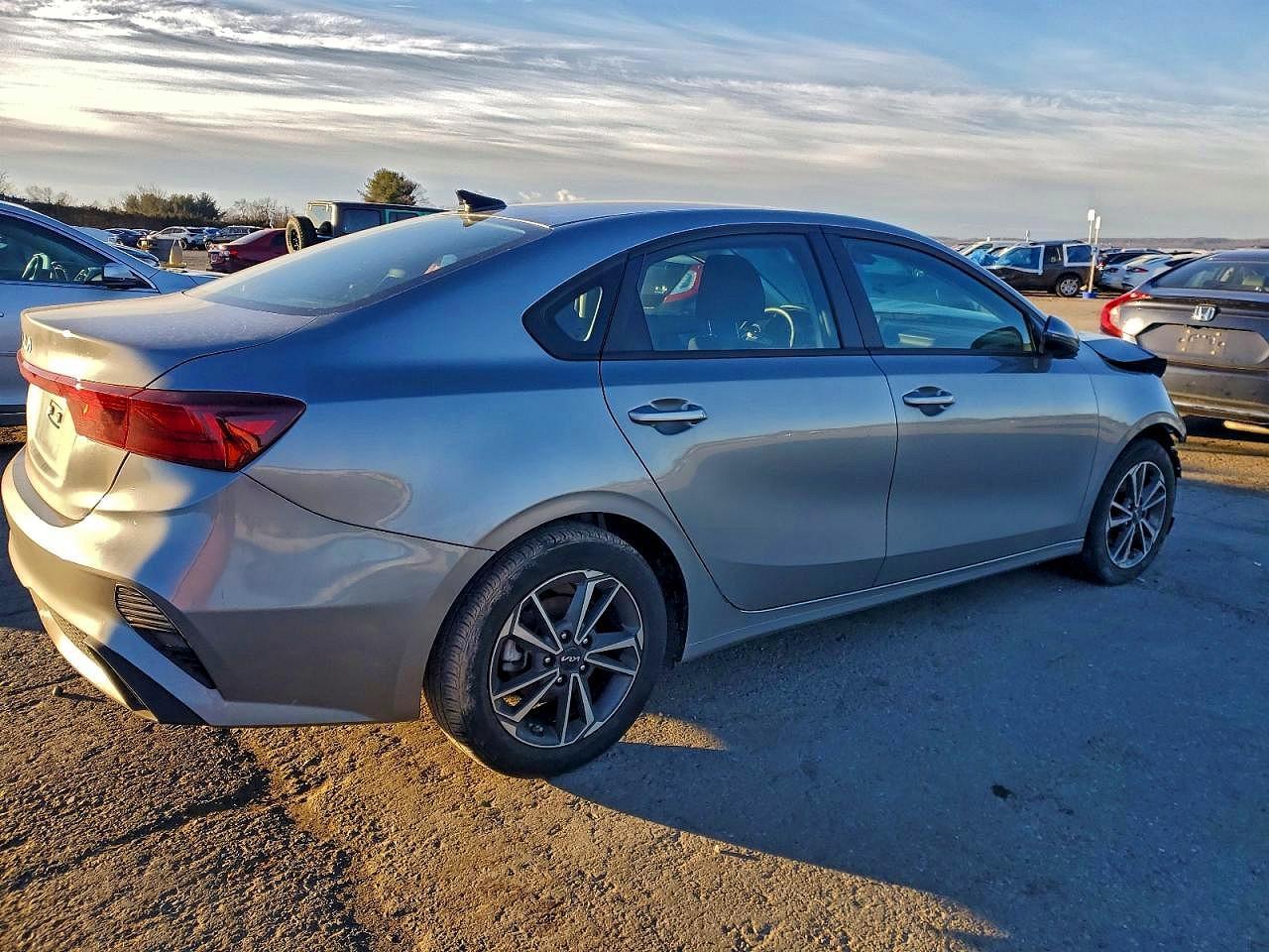 2023 Kia Forte Lxs - Image 3