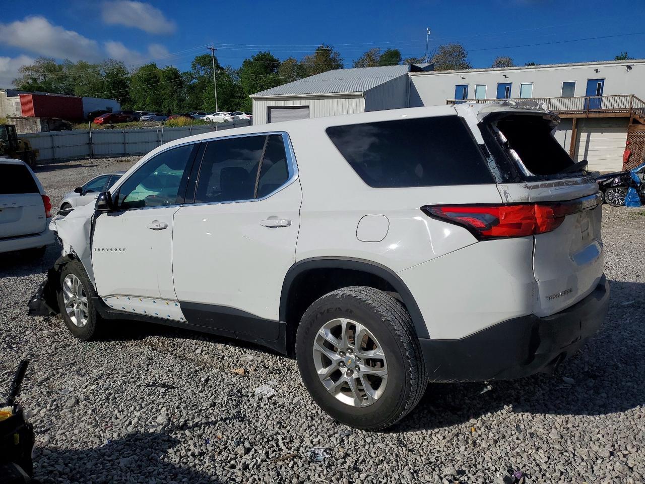 2022 Chevrolet Traverse Ls - Фото 2