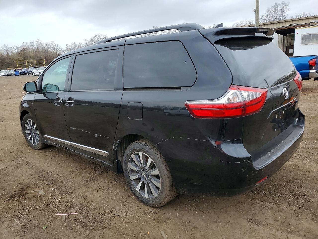 2020 Toyota Sienna Xle 7-Passenger - Image 2