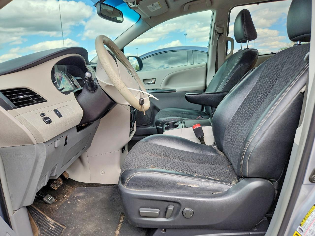 2014 Toyota Sienna Sport - Фото 7