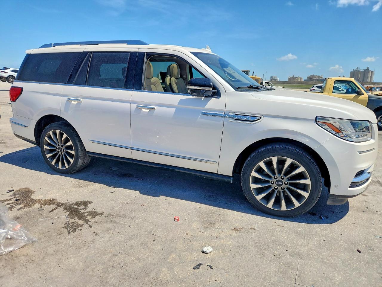 2019 Lincoln Navigator Select - Image 4