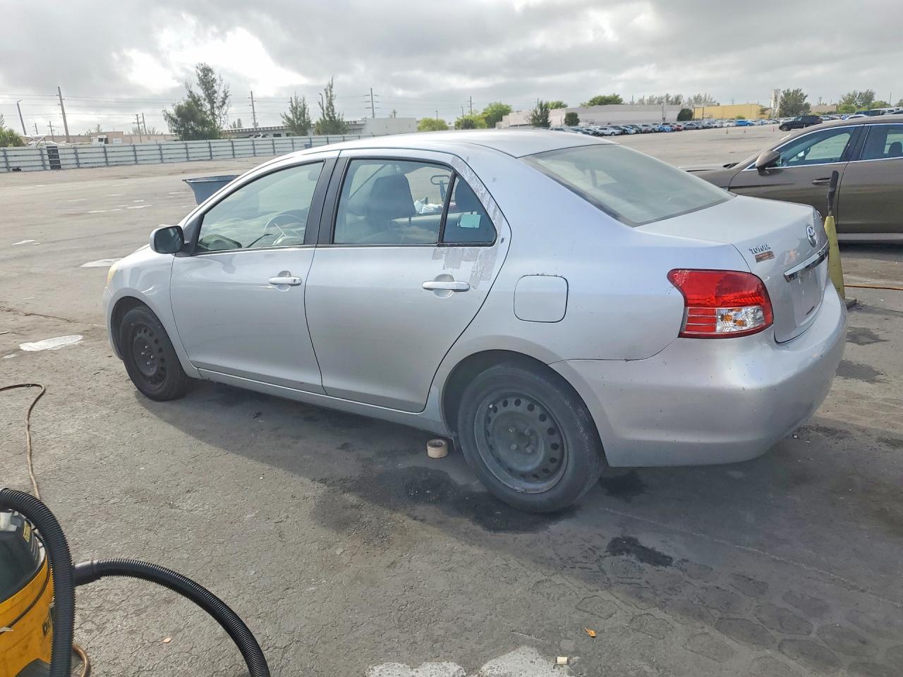 2010 Toyota Yaris Base - Image 2