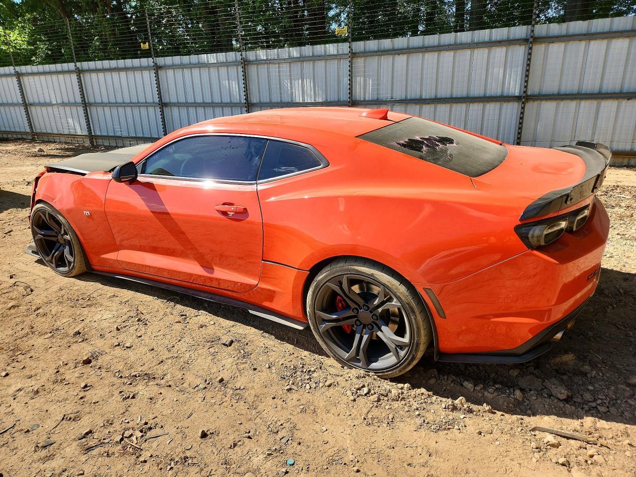 2019 Chevrolet Camaro - Фото 2