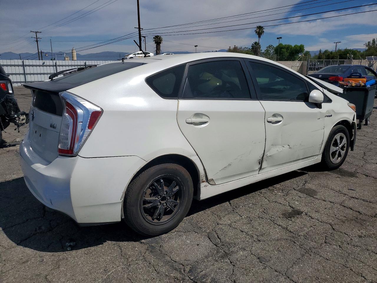2015 Toyota Prius Two - Фото 3